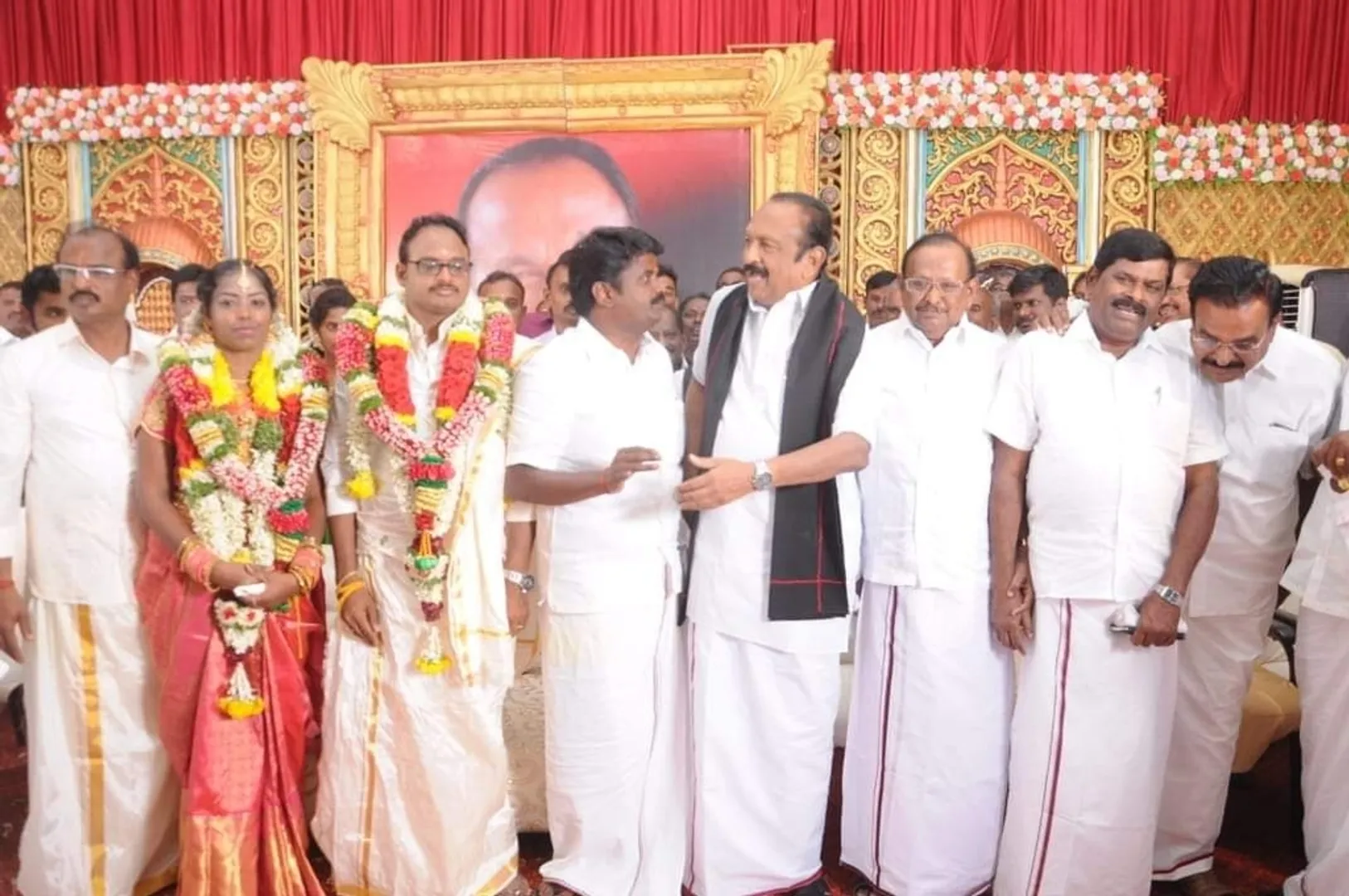 The same platform  Vaiko - Minister Vijayapaskar !!
